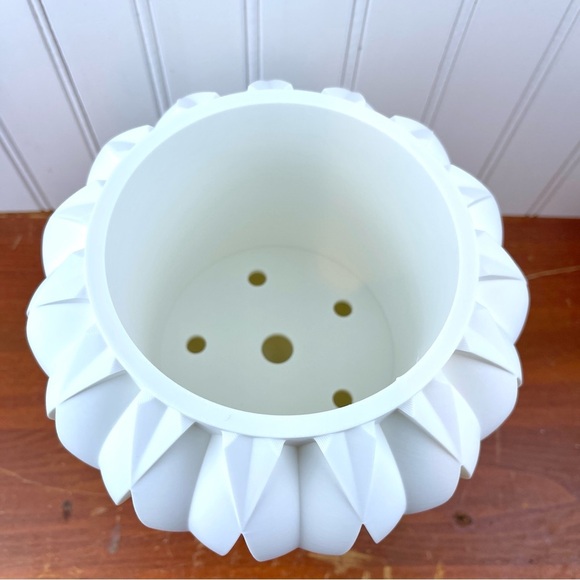 Halden Planter Pot, Indoor Planter w/ Drainage Hole and Drip Tray - Picture 3 of 8